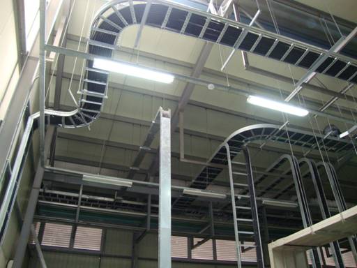 Lắp đặt hệ thống thang cáp, kéo cáp động lực